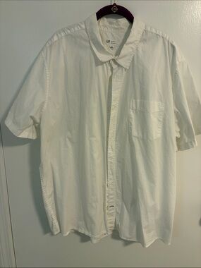 GAP Men's Short Sleeve Button-Down Poplin Shirt in White